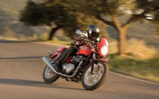 Triumph Thruxton on the Road, Red