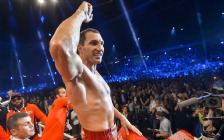 Wladimir Klitschko defeating Tony Thompson